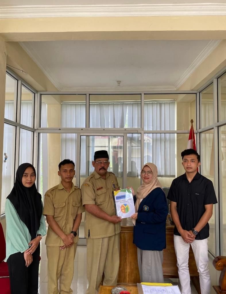 Melalui Program Mahasiswa Membangun Desa (MMD) UB berhasil membuat buku pedoman BUMDes Mandiri Desa Gembuk, Pacitan